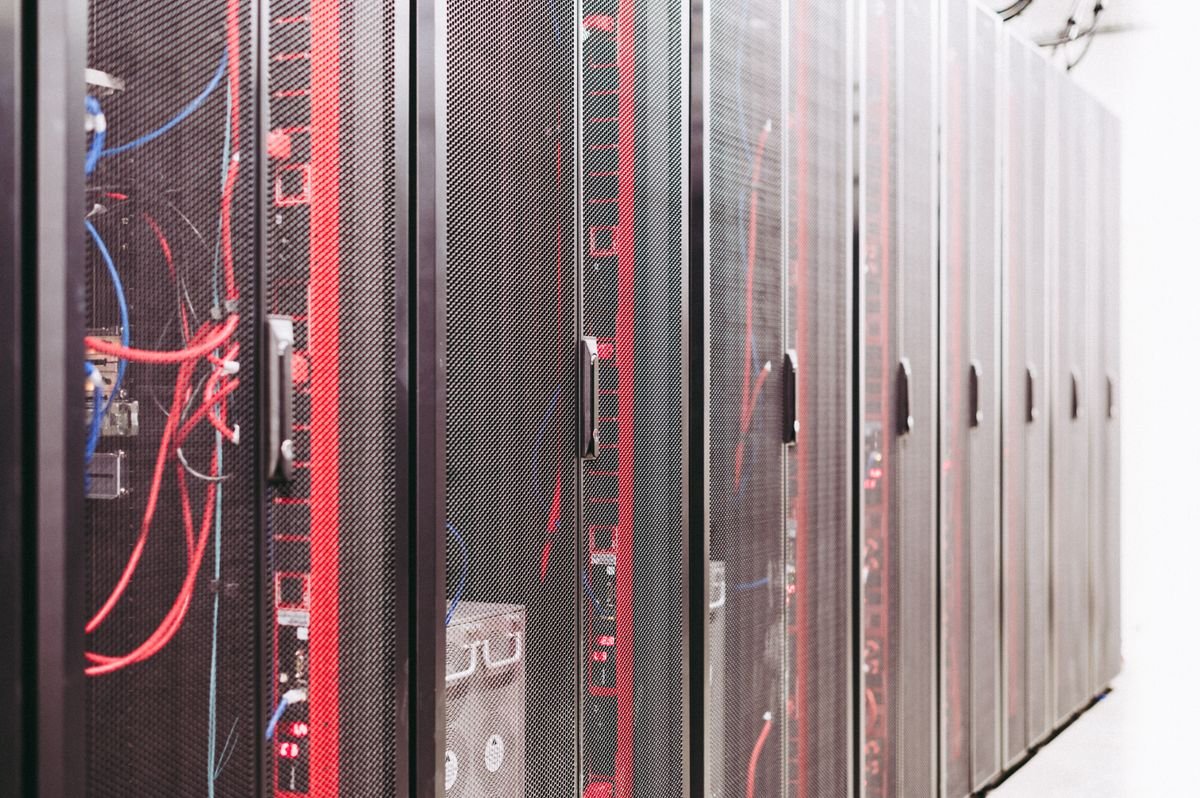 Structured cabling managing access to a centralised server resource in a data centre